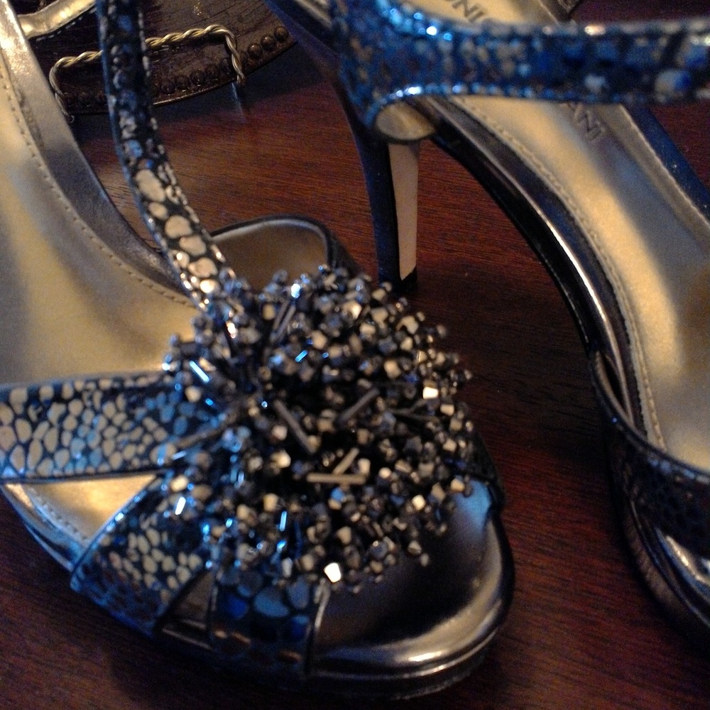 ANTONIO MELANI GOLD HEELS - Picture 4 of 6